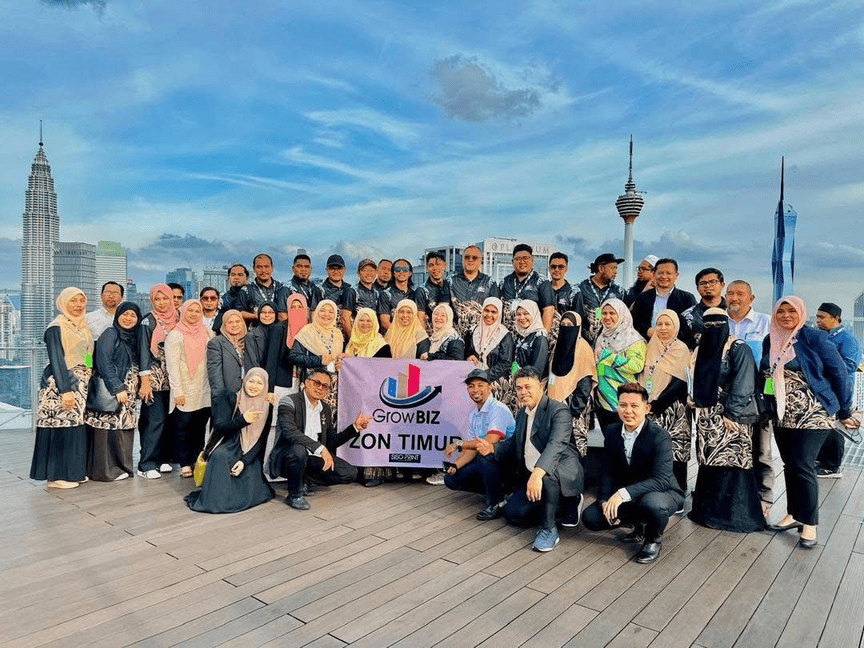 Entrepreneurship programme group photo on the OBJECTIVES page.