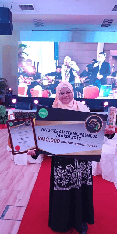 MARDI Technopreneur Award 2019 with a presentation cheque.