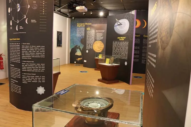Zon Artifak Islam di galeri pameran