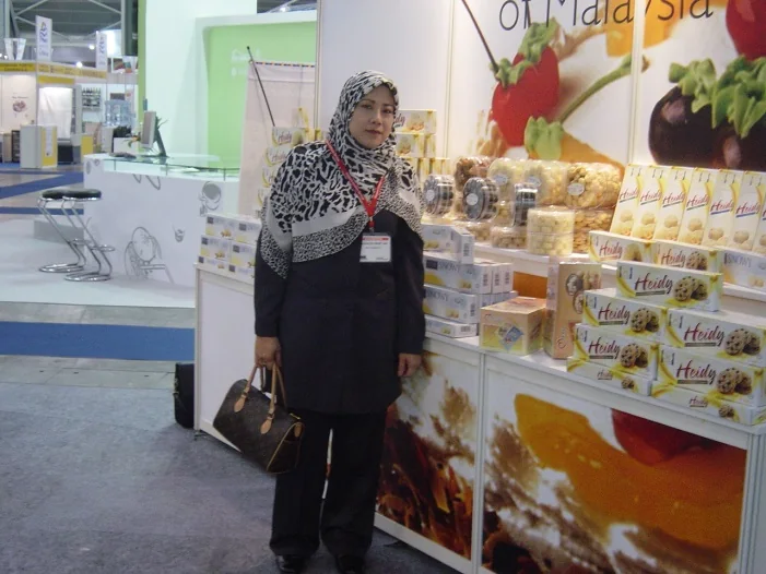 PROMOSI LUAR NEGARA — Gambar semasa aktiviti Taste Of Malaysia di Carrefour, Dubai. — Pertama kali nya menyertai anjuran MARA di Food &amp; Hotel Show di Singapura