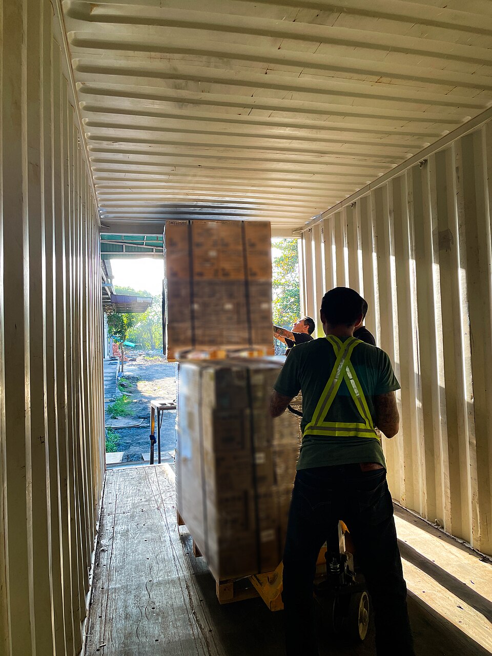 Logistics operations context — scenario “Logistics Courier Performance Agent” runs as a detached NeuralOps agent.