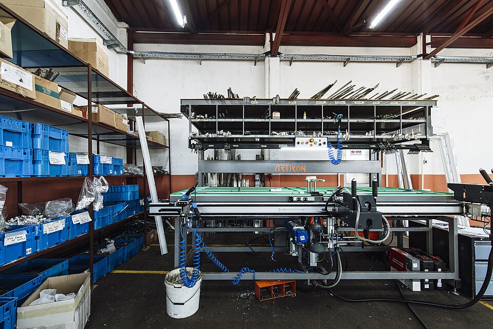 Manufacturing operations context — scenario “Manufacturing Machine Maintenance Agent” runs as a detached NeuralOps agent.